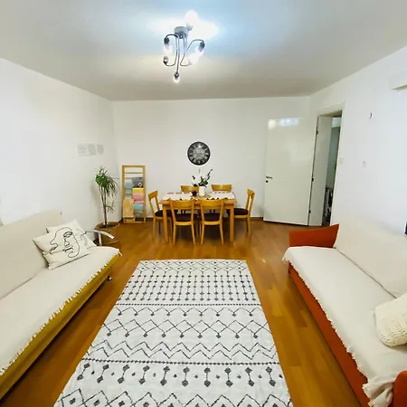 Comfy Flat 2 No Air Condition But Has Ceiling Fans And Heating Apartment