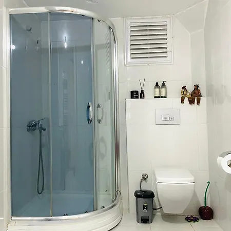 Comfy Flat 2 No Air Condition But Has Ceiling Fans And Heating