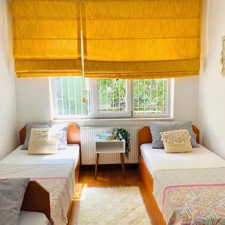 Comfy Flat 2 No Air Condition But Has Ceiling Fans And Heating Apartment