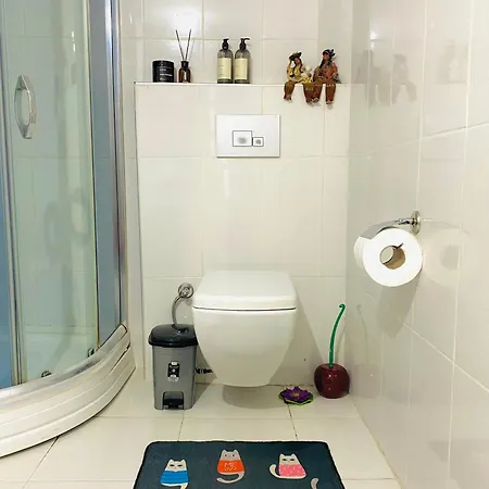 Comfy Flat 2 No Air Condition But Has Ceiling Fans And Heating Apartment *
